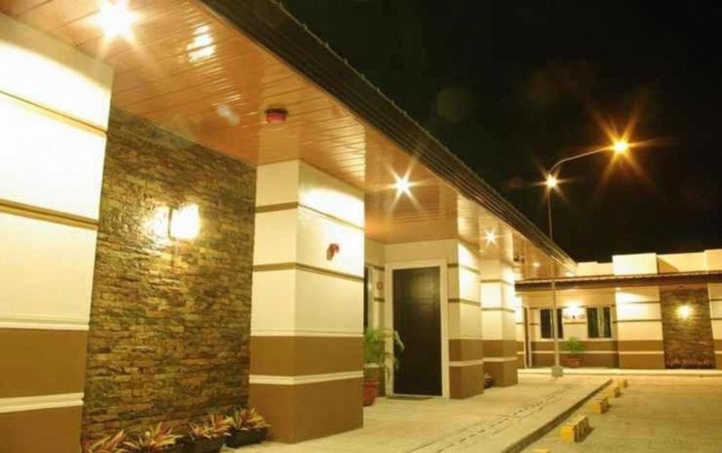 The Red Palm Suites And Restaurant Butuan City Extérieur photo
